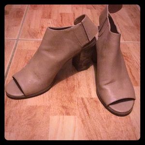 ✨✨✨barely used nude color Mossimo ankle heels .✨✨✨